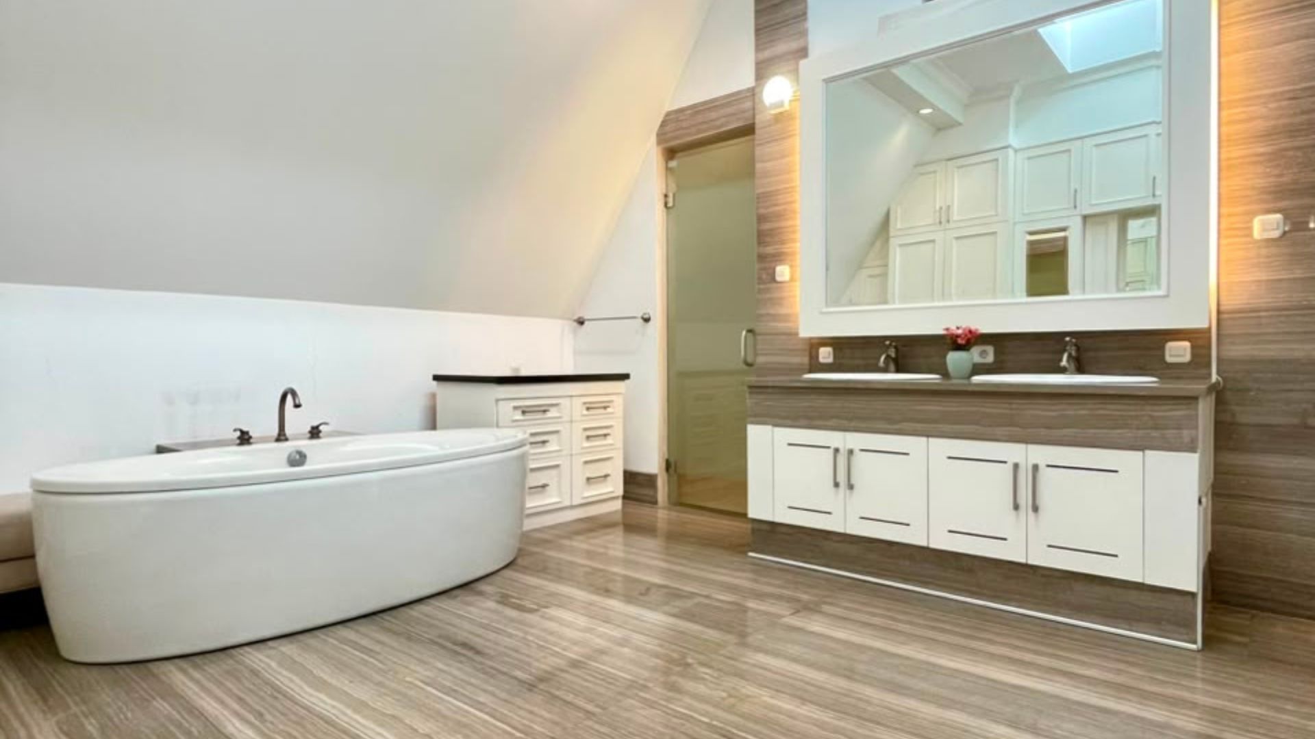 TIRTAYASA 1 NO.40A-5BR-BATHROOM Luxury 5BR Home for Refined Family Living