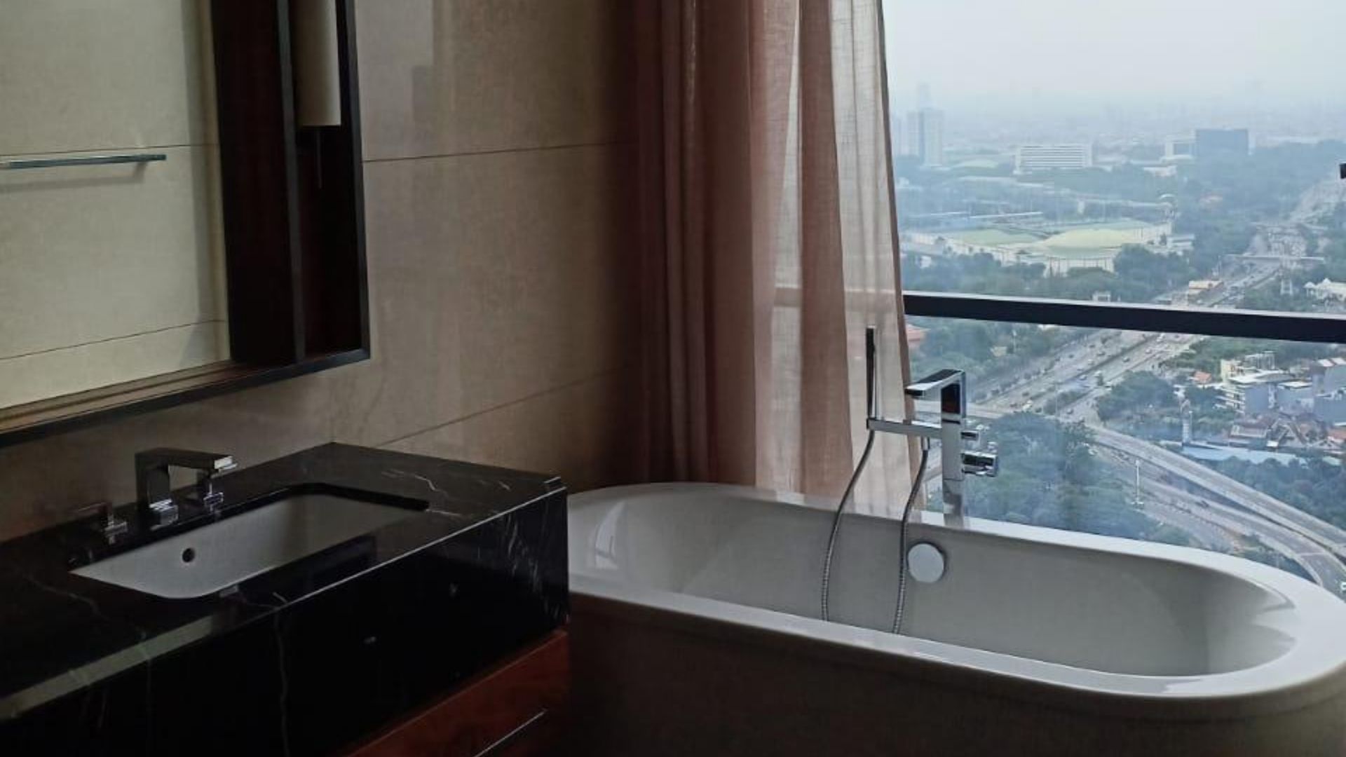 High-Comfort 3BR with Private Elevator – Regent Residence