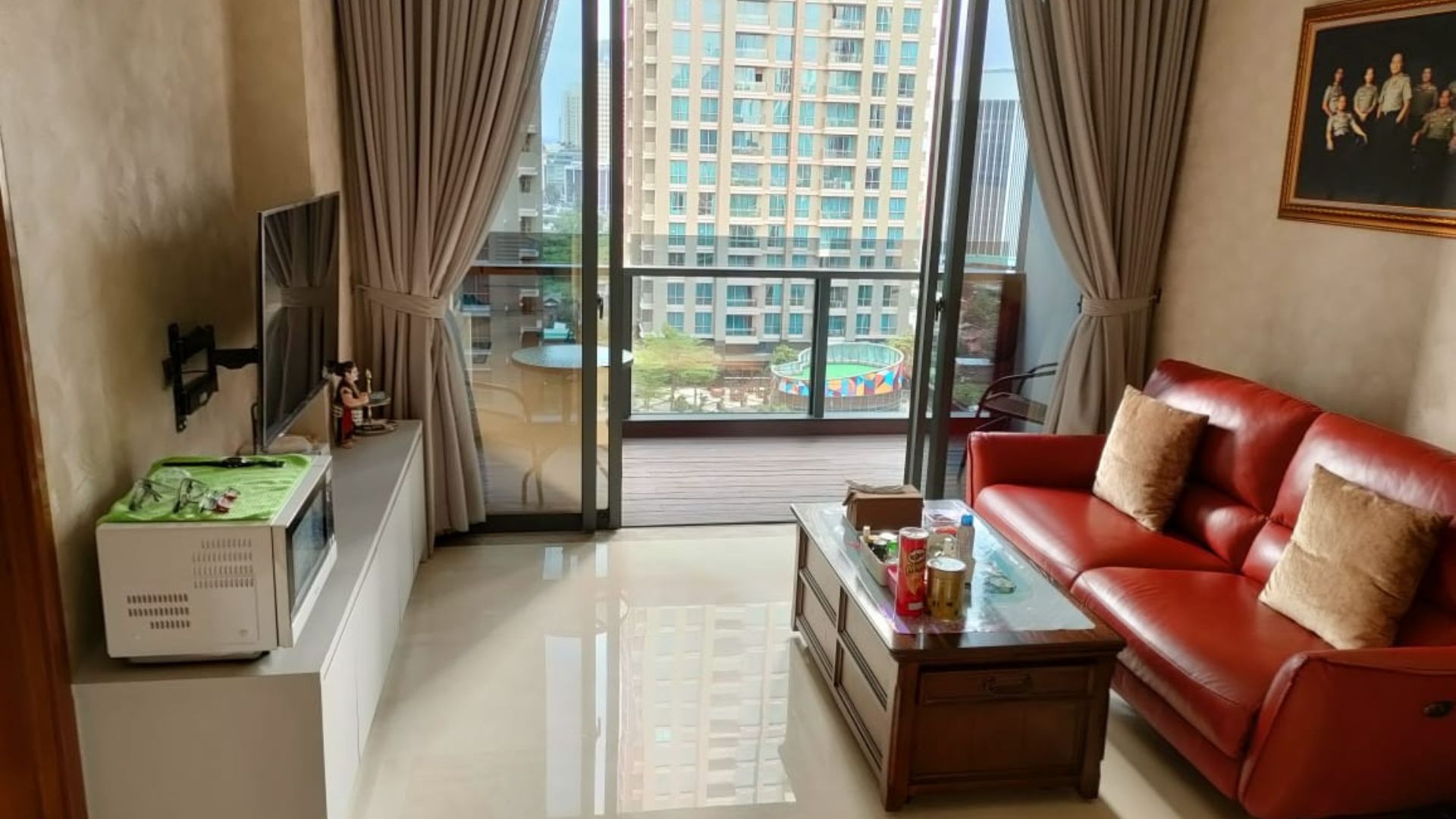 DISTRICT 8-2BR-LIVING AREA