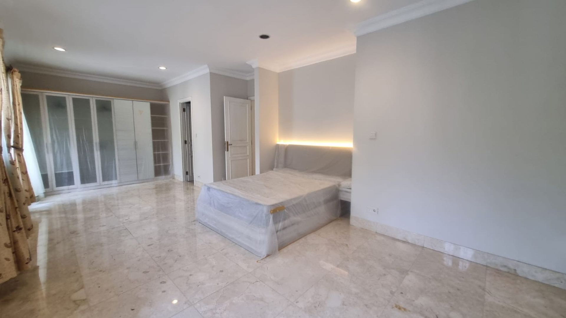 Distinguished 4BR Family Home – Kebayoran Baru