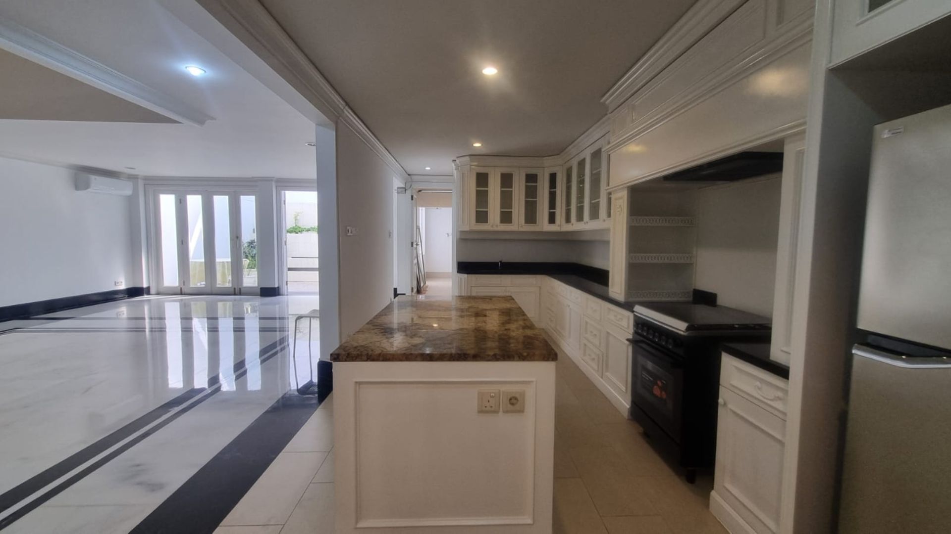 Distinguished 4BR Family Home – Kebayoran Baru
