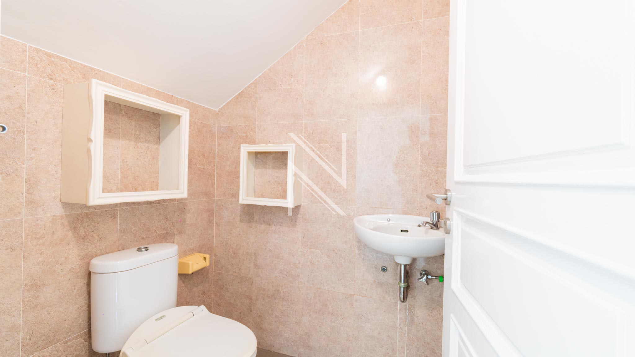 KEMANG TIMUR DALAM NO.18-5BR-POWDER ROOM Exclusive 5BR Family Home in Prime Location – Kemang