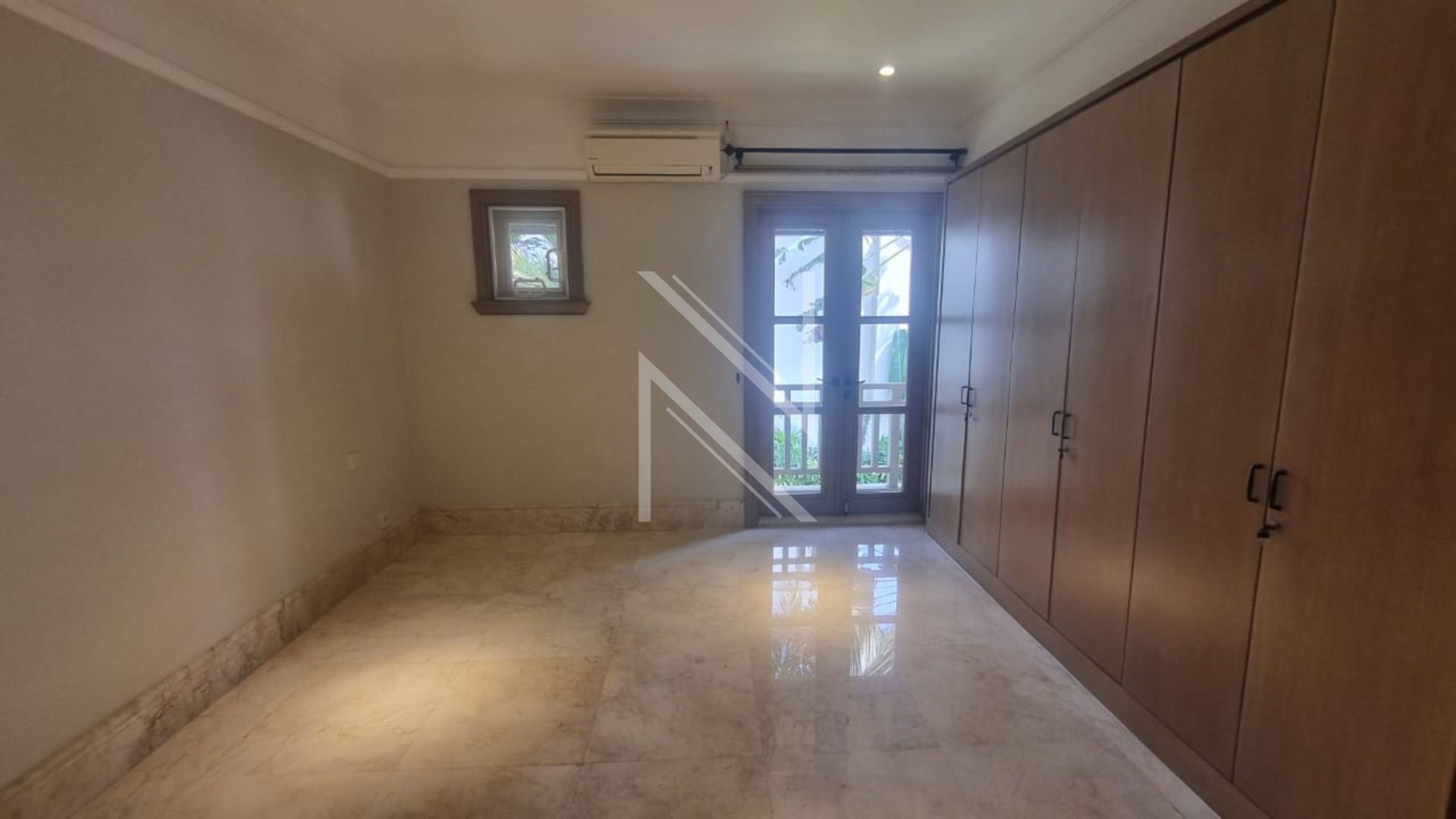 Serene 3BR Family Home in Lively Area – Kemang