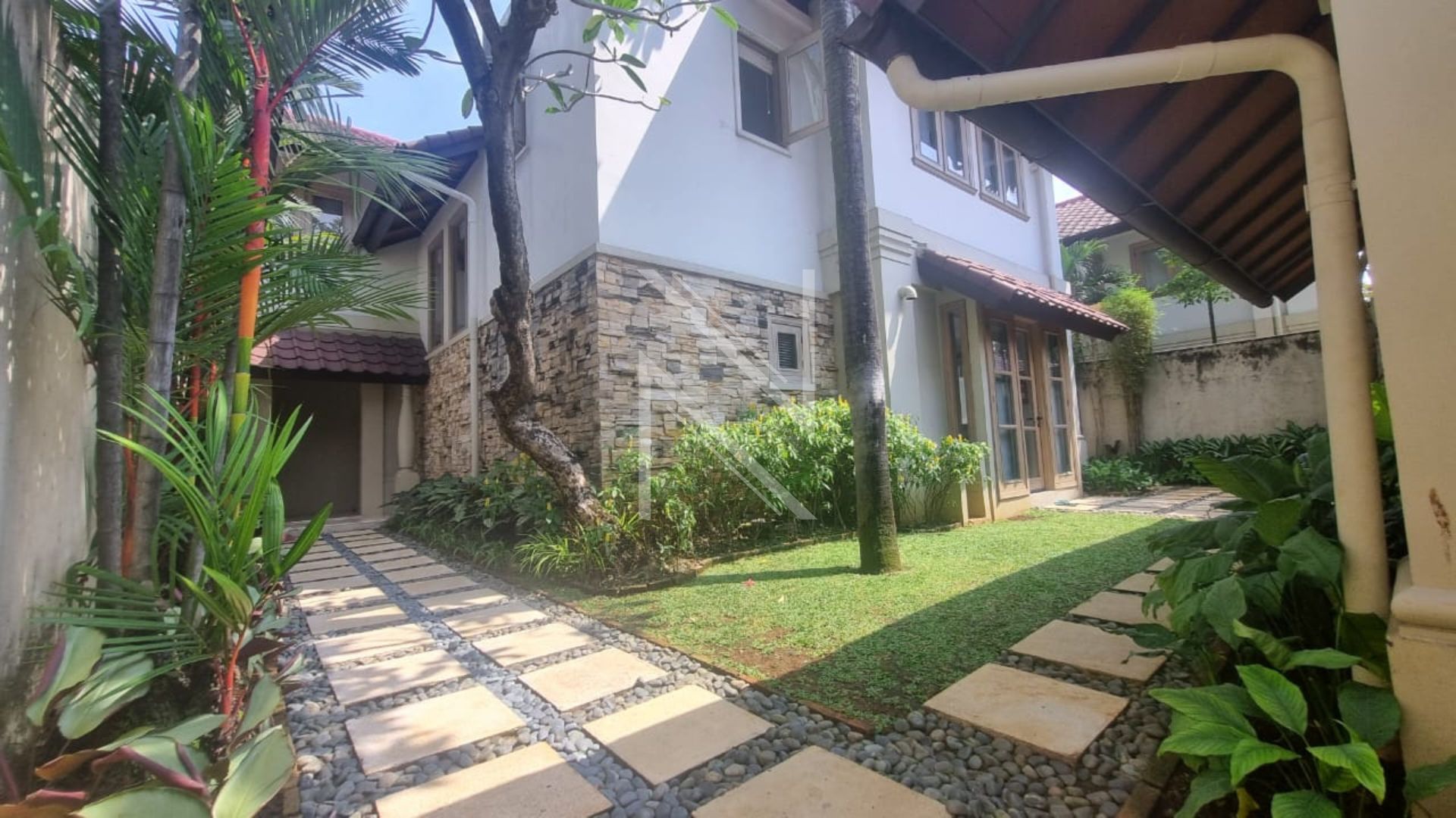 Serene 3BR Family Home in Lively Area – Kemang