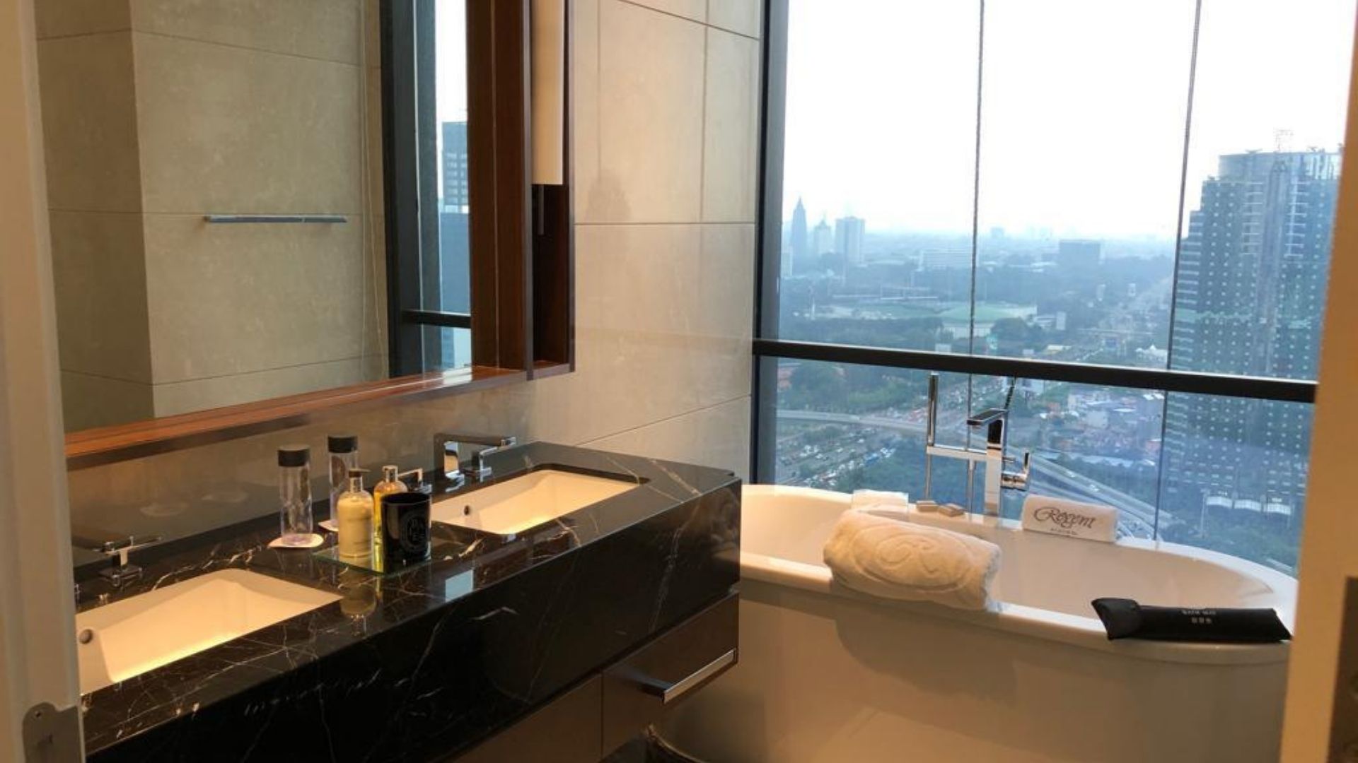 Elegant 3BR Stay at Regent Residence