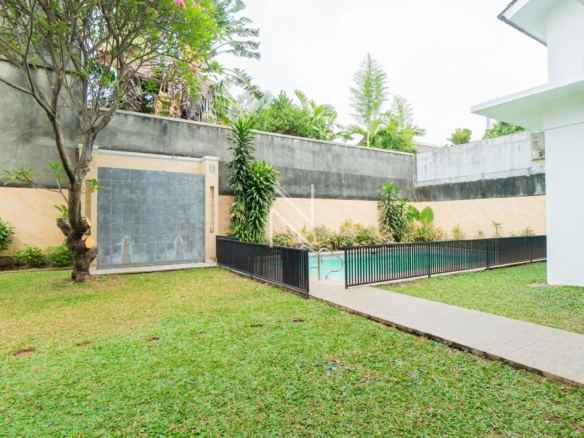 PATRA KUNINGAN XIV NO.8-7BR-SWIMMING POOL & BACKYARD