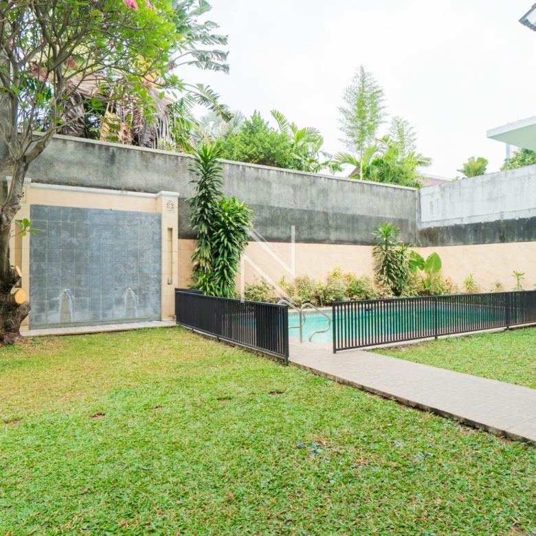 PATRA KUNINGAN XIV NO.8-7BR-SWIMMING POOL & BACKYARD