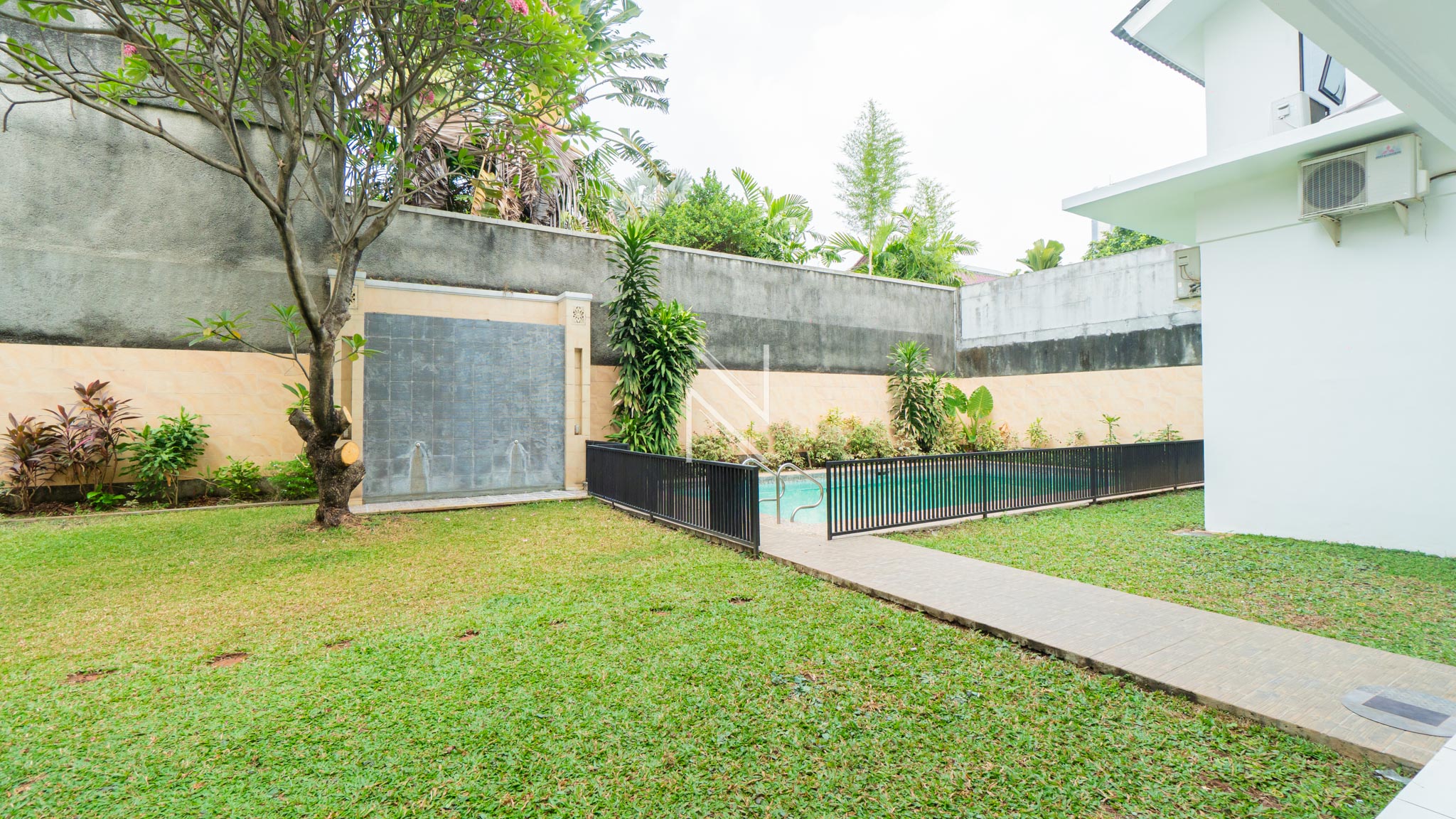 PATRA KUNINGAN XIV NO.8-7BR-SWIMMING POOL & BACKYARD