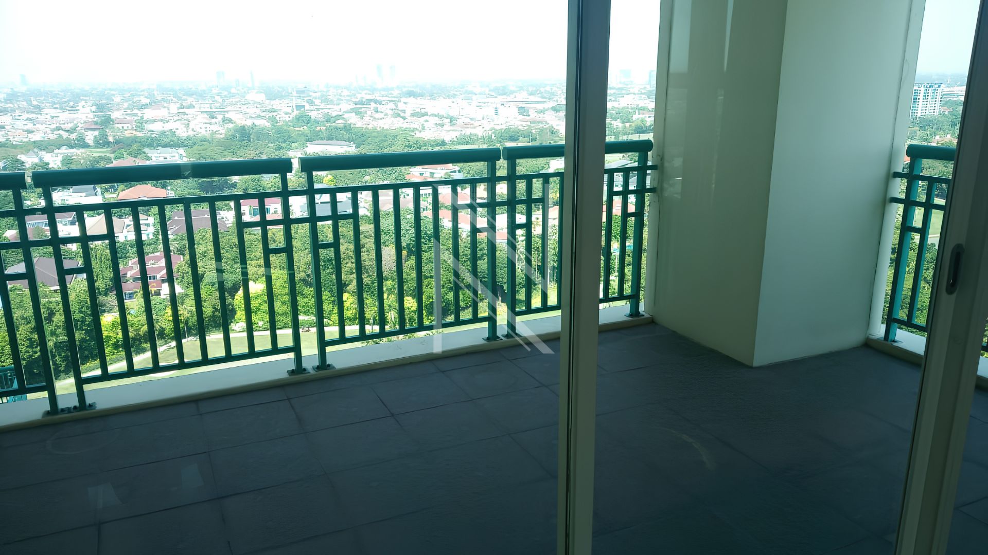 Generous 4BR – Pondok Indah Golf Apartment