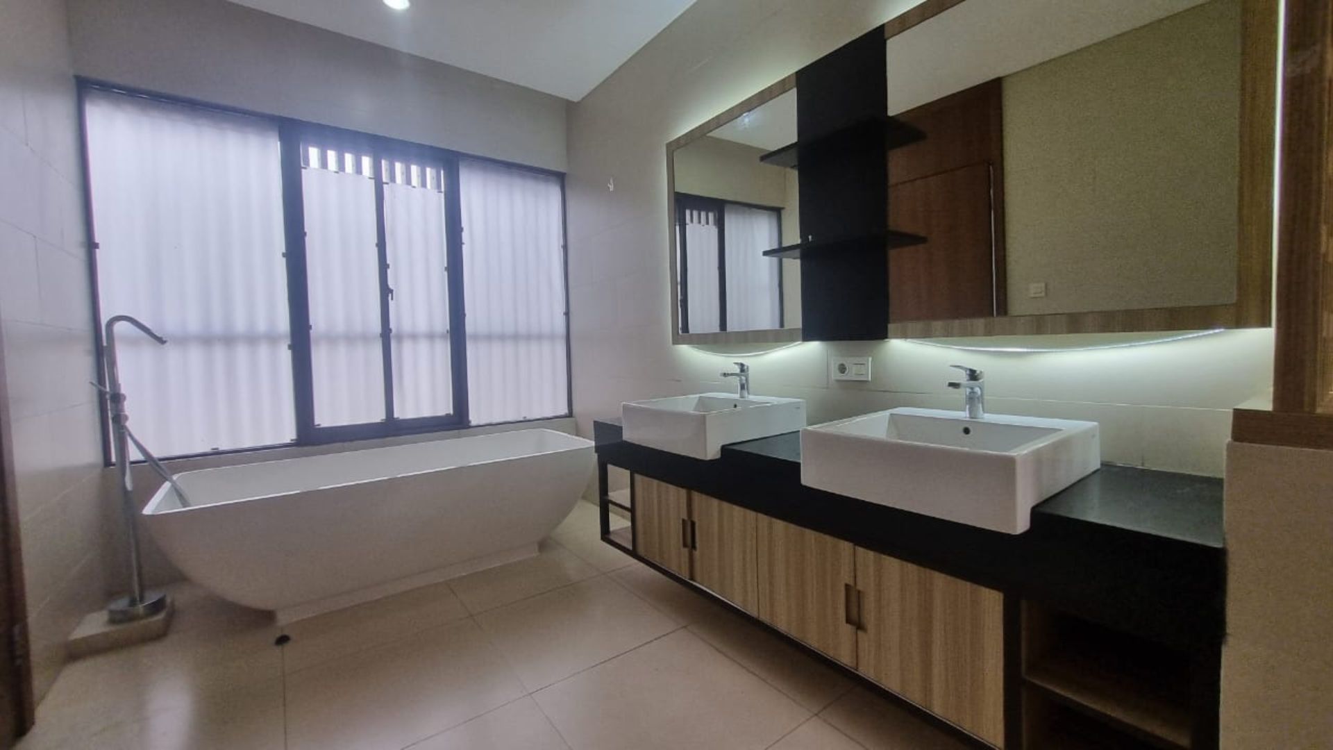Prime 4BR Living Home at Pejaten