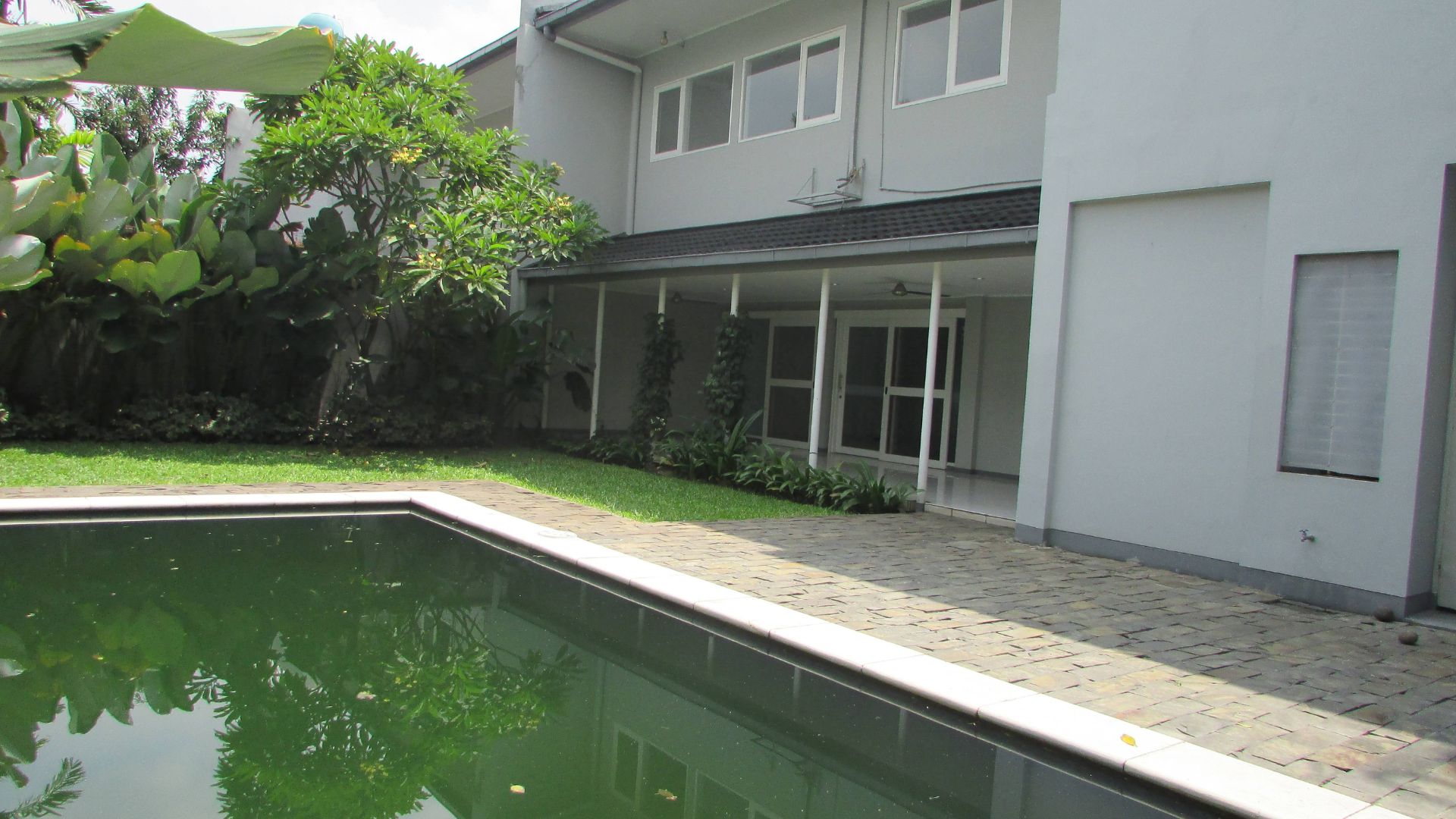 Large 4BR Home for Family Living – Cipete