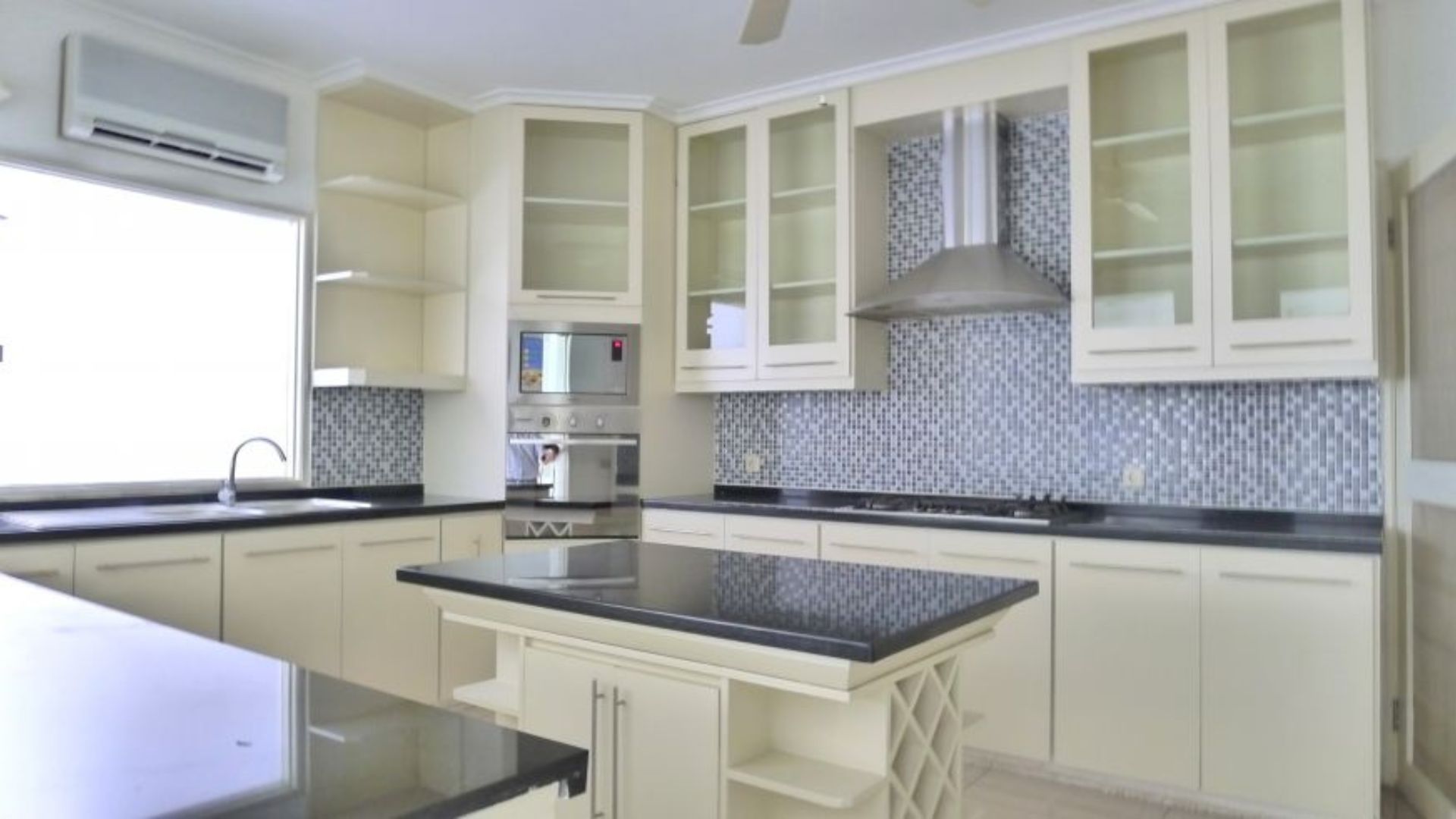 Generous 4BR Home in a Connected Setting – Cipete