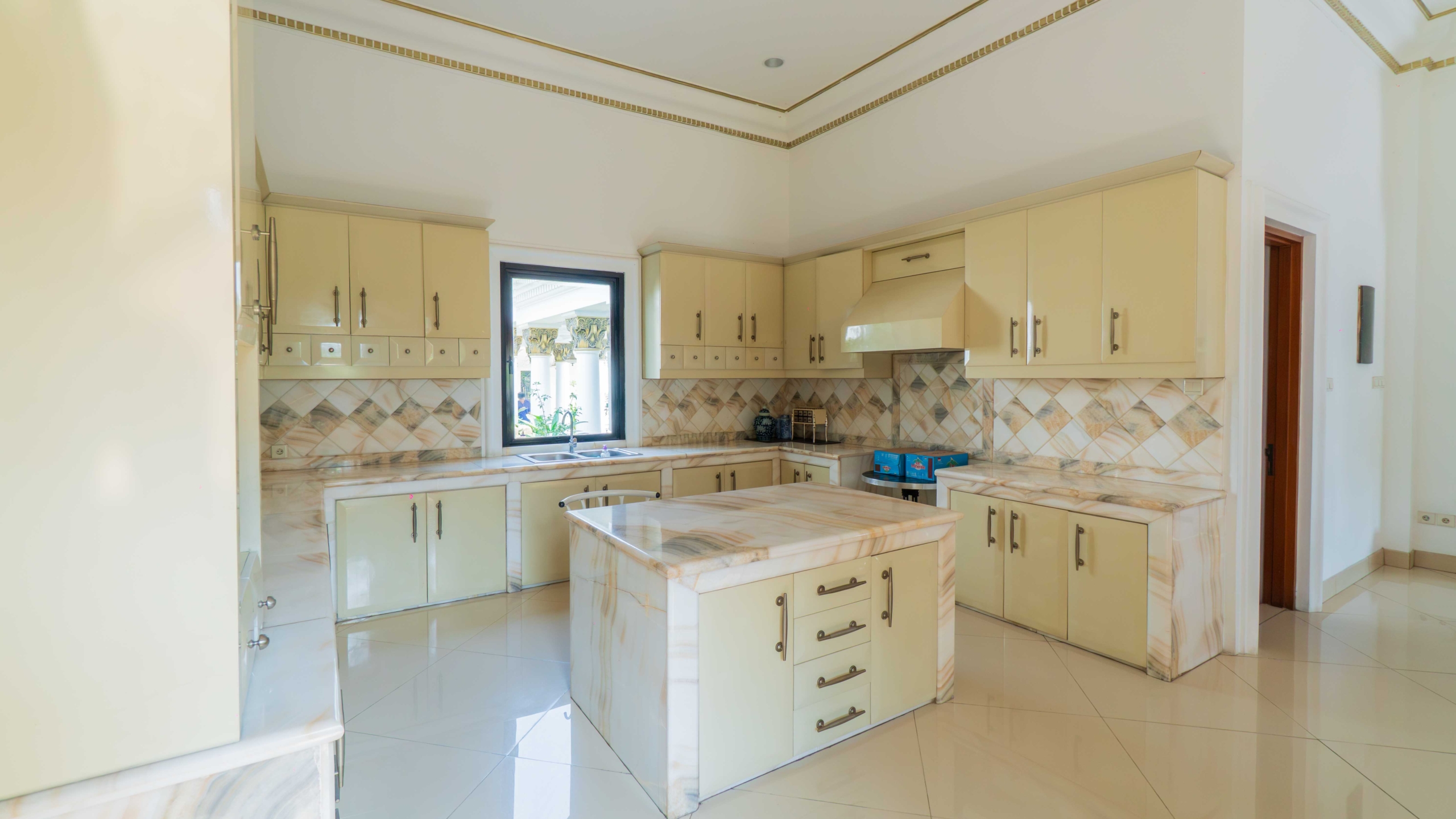 SENTUL MANSION 58 – MAIN KITCHEN AREA (2) For Buy 5BR House Bogor City Bogor STLS001