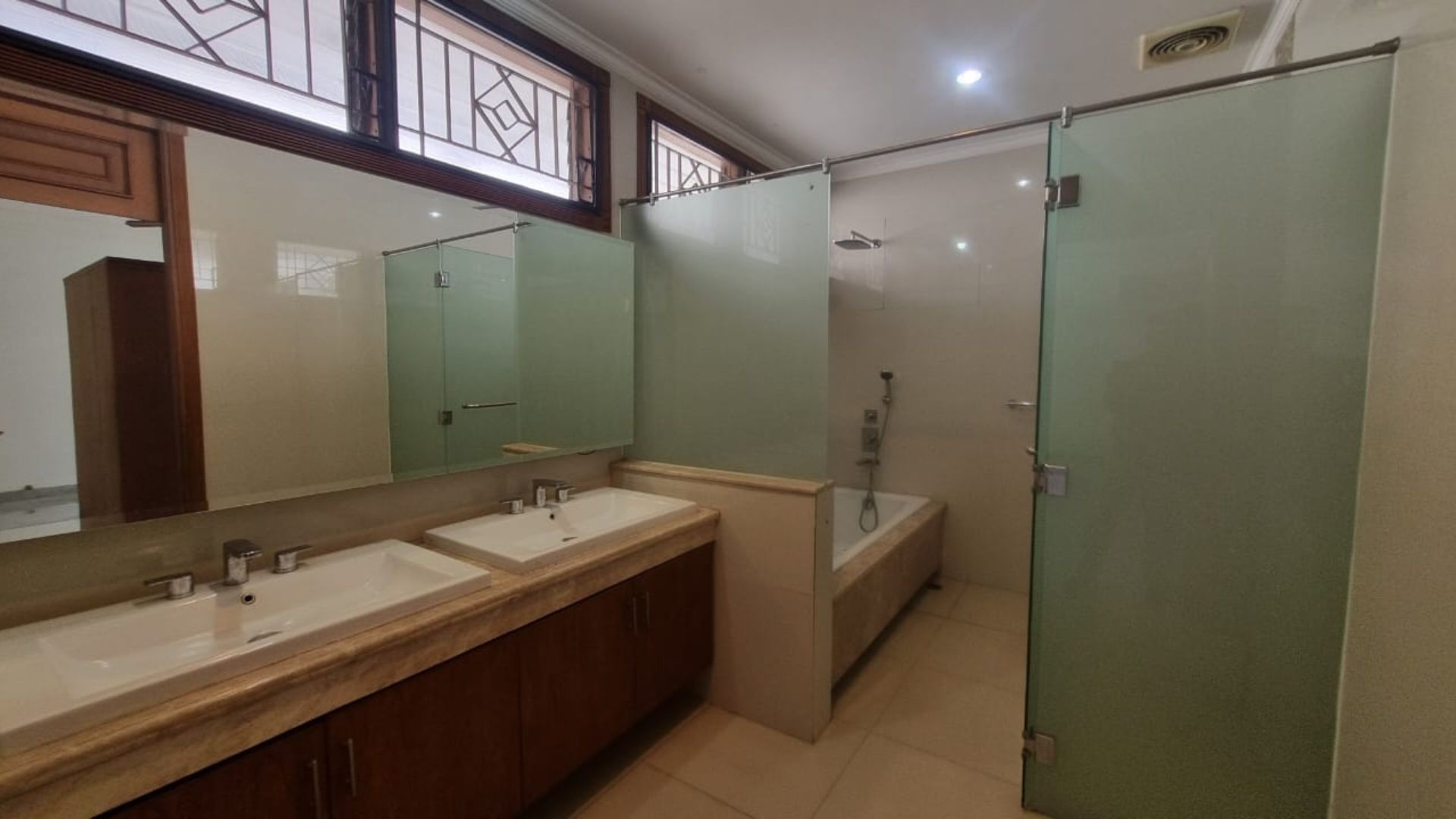 Prime 4BR Family Stay at Pondok Indah