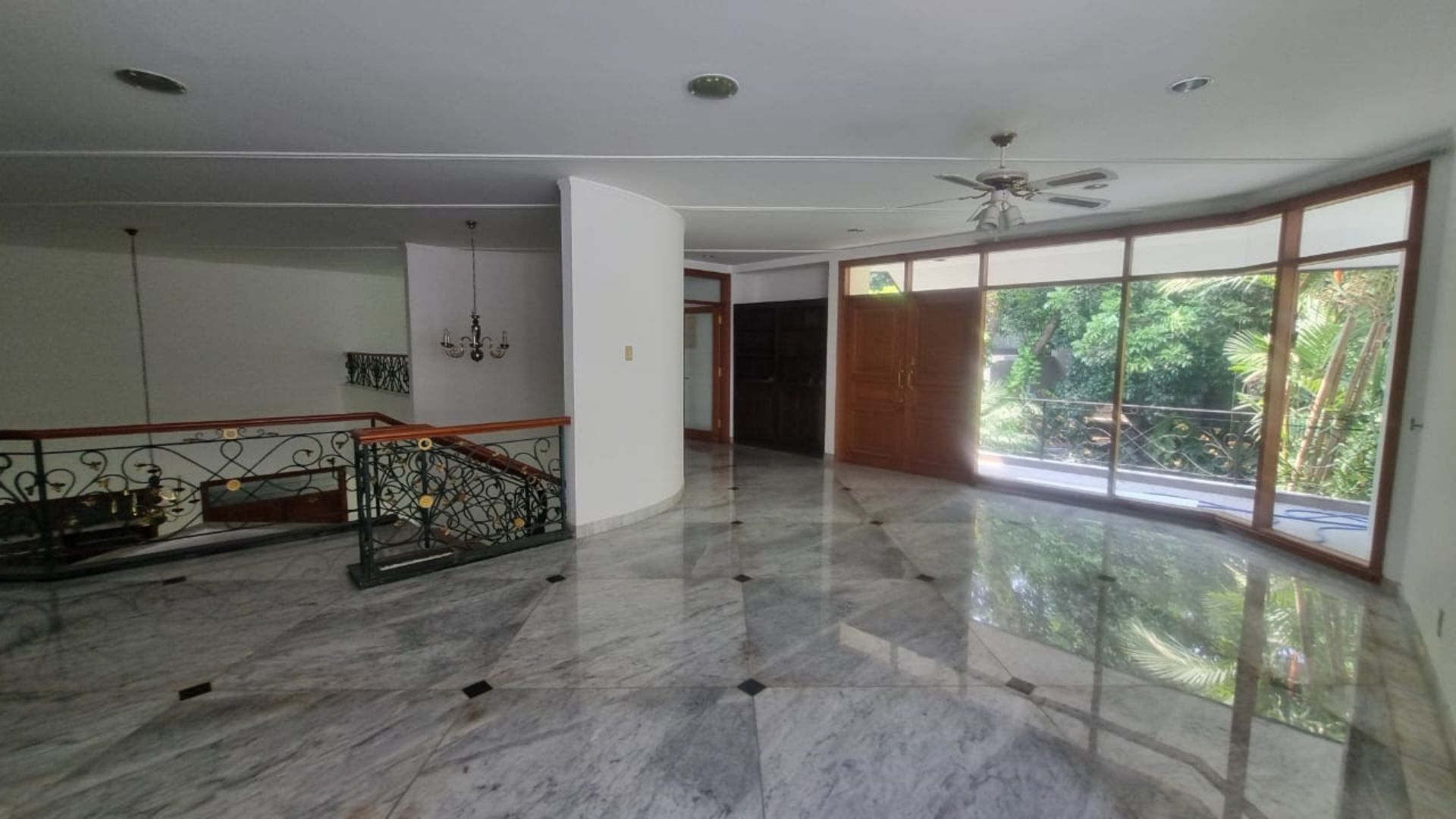 Prime 4BR Family Stay at Pondok Indah