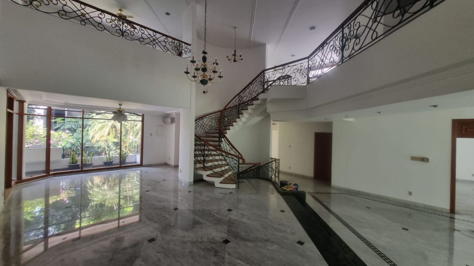 Prime 4BR Family Stay at Pondok Indah