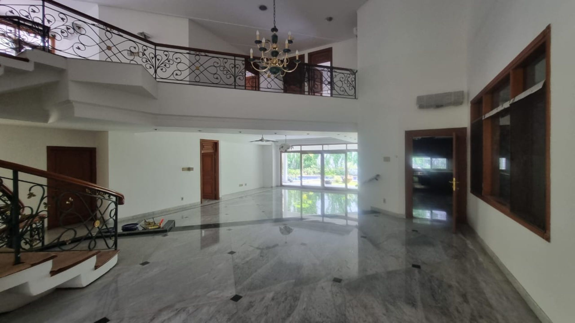 Prime 4BR Family Stay at Pondok Indah