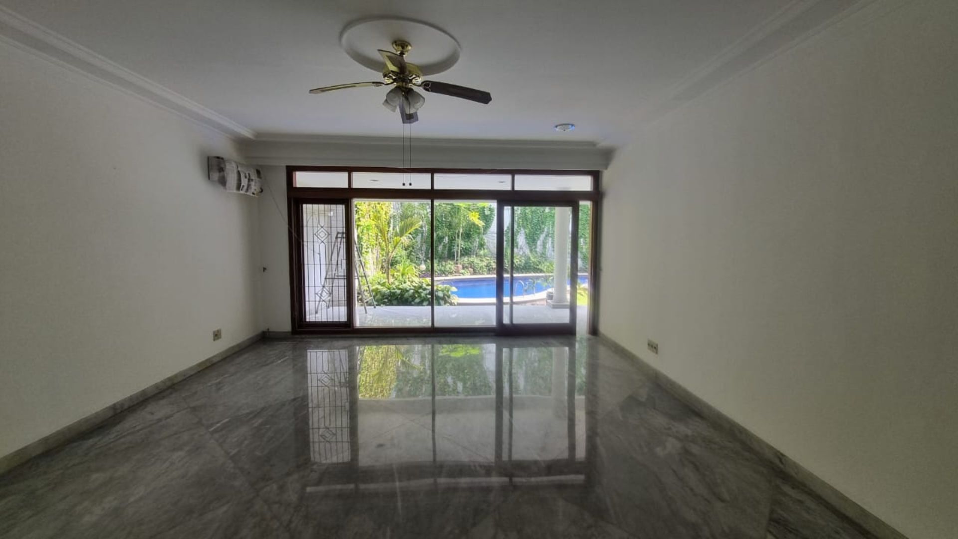 Prime 4BR Family Stay at Pondok Indah