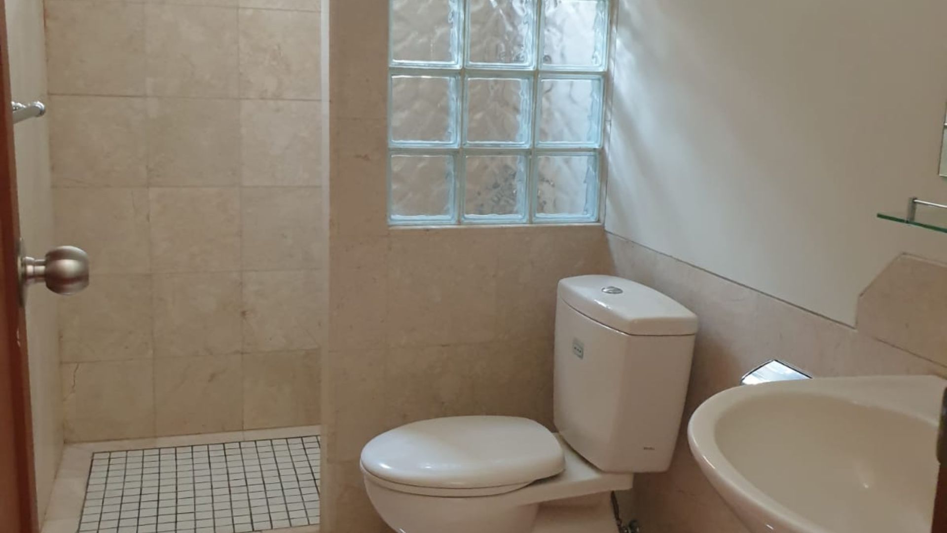 THE VERANDA-2BR-BATHROOM 1 For Rent 2BR Apartment The Veranda South Jakarta Cipete VER001