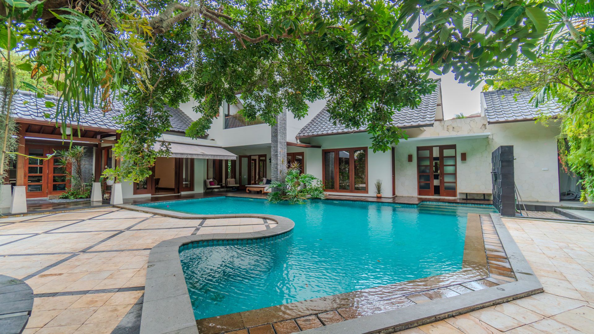 TUMARITIS 8B-6BR-SWIMMING POOL