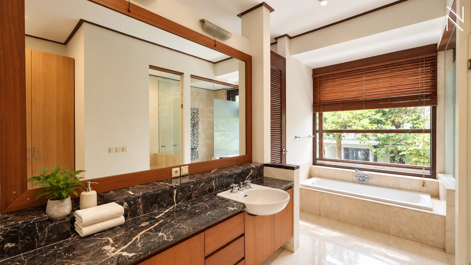 Veranda 1 – KAV T – Kamar Mandi 01 For Rent 3BR House South Jakarta Cipete CPT235
