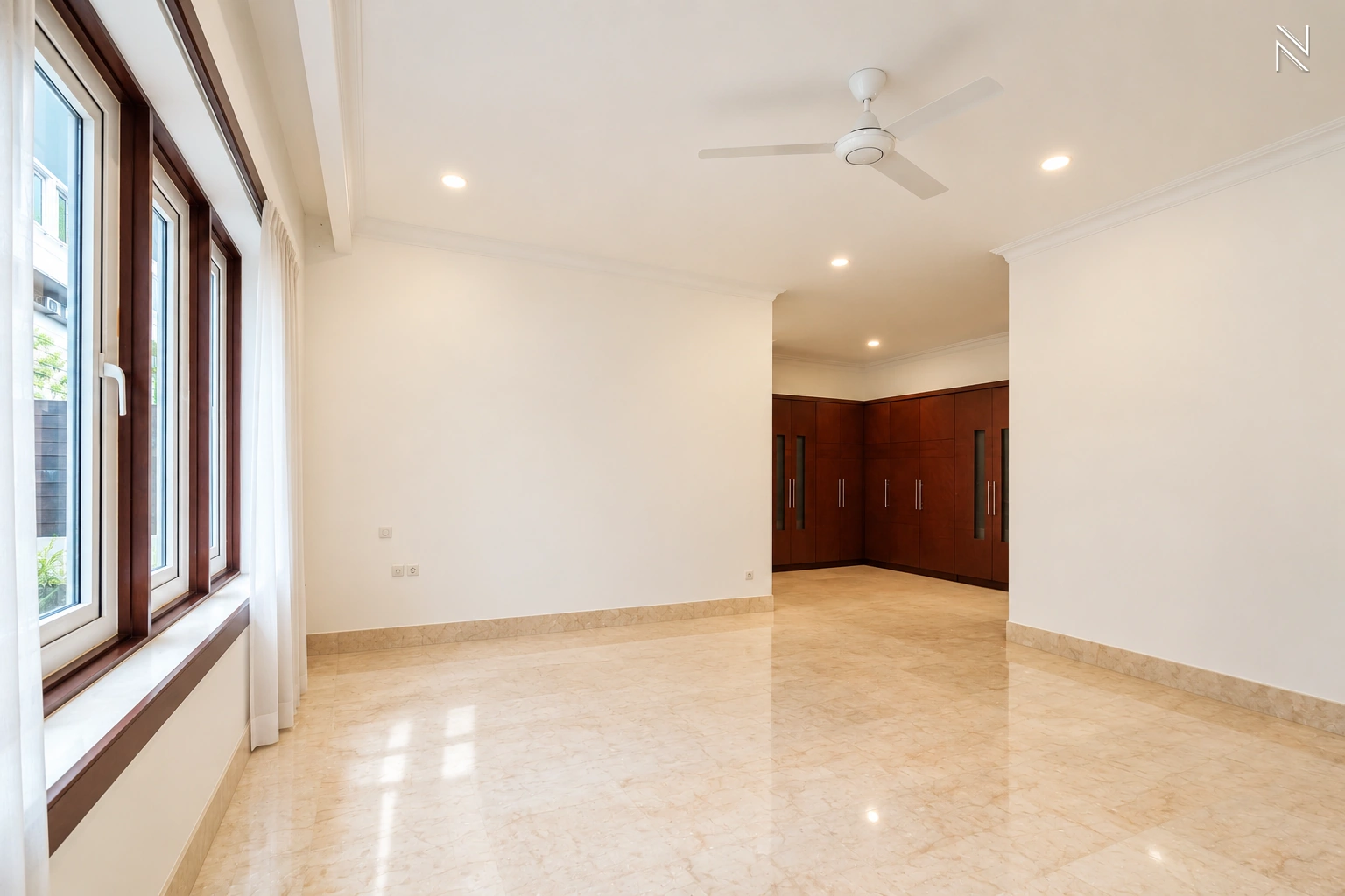 ASTORIA A5 – CLD253 – Large Bedroom and Dressing Area Wide View – Photo 31 For Rent 5BR House South Jakarta Cilandak CLD253