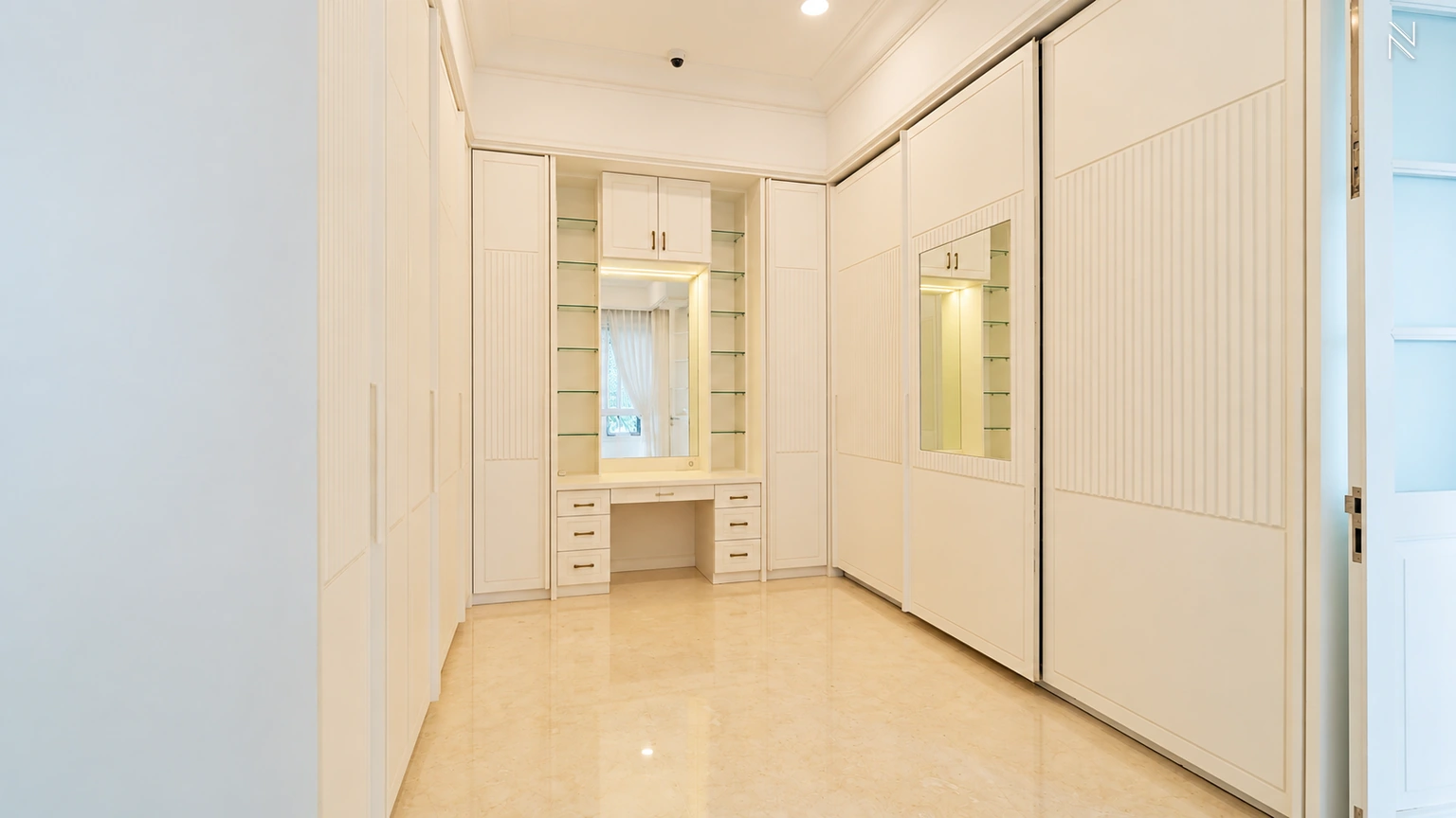 Kemang Selatan 11 No. 6A – Wardrobe Area For Buy 6BR House South Jakarta Kemang KMGS317