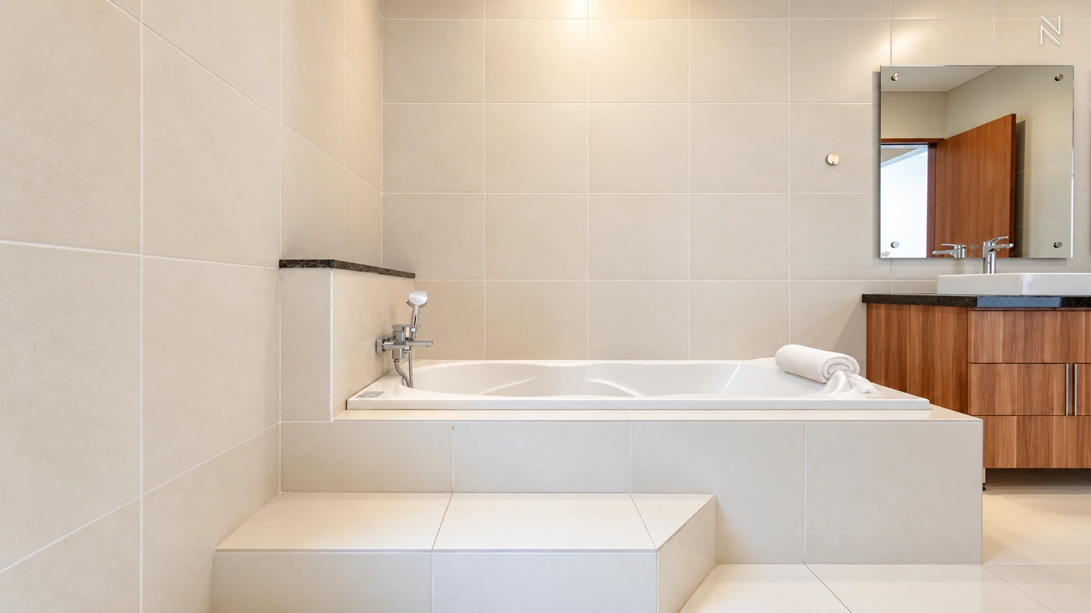 Kemang Selatan XI No 105 Kav B – Bathroom 1 – Angle 2 For Rent 4BR House South Jakarta Kemang KMGS143