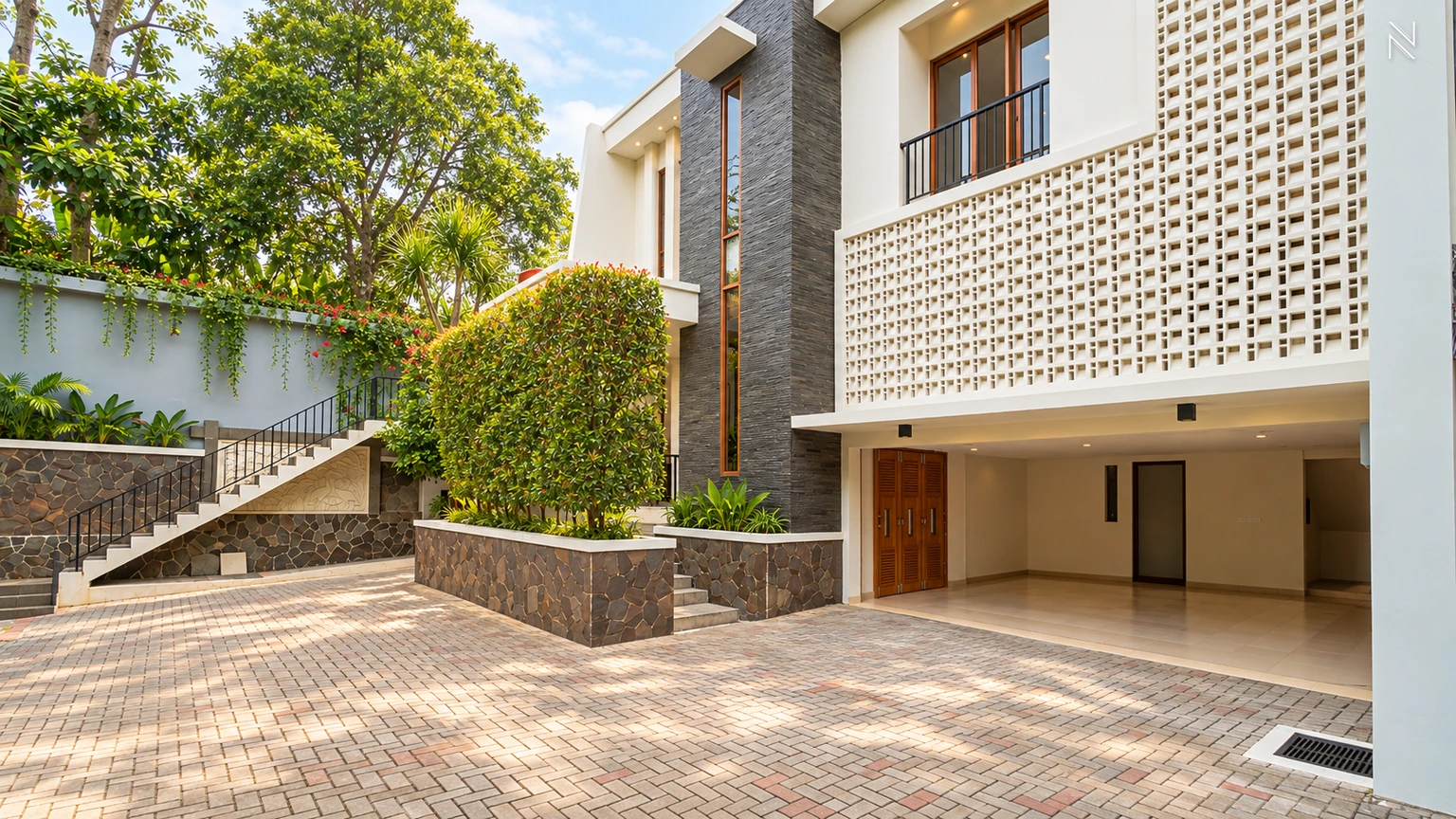Kemang Selatan XI No 105 Kav B – Facade & Driveway For Rent 4BR House South Jakarta Kemang KMGS143