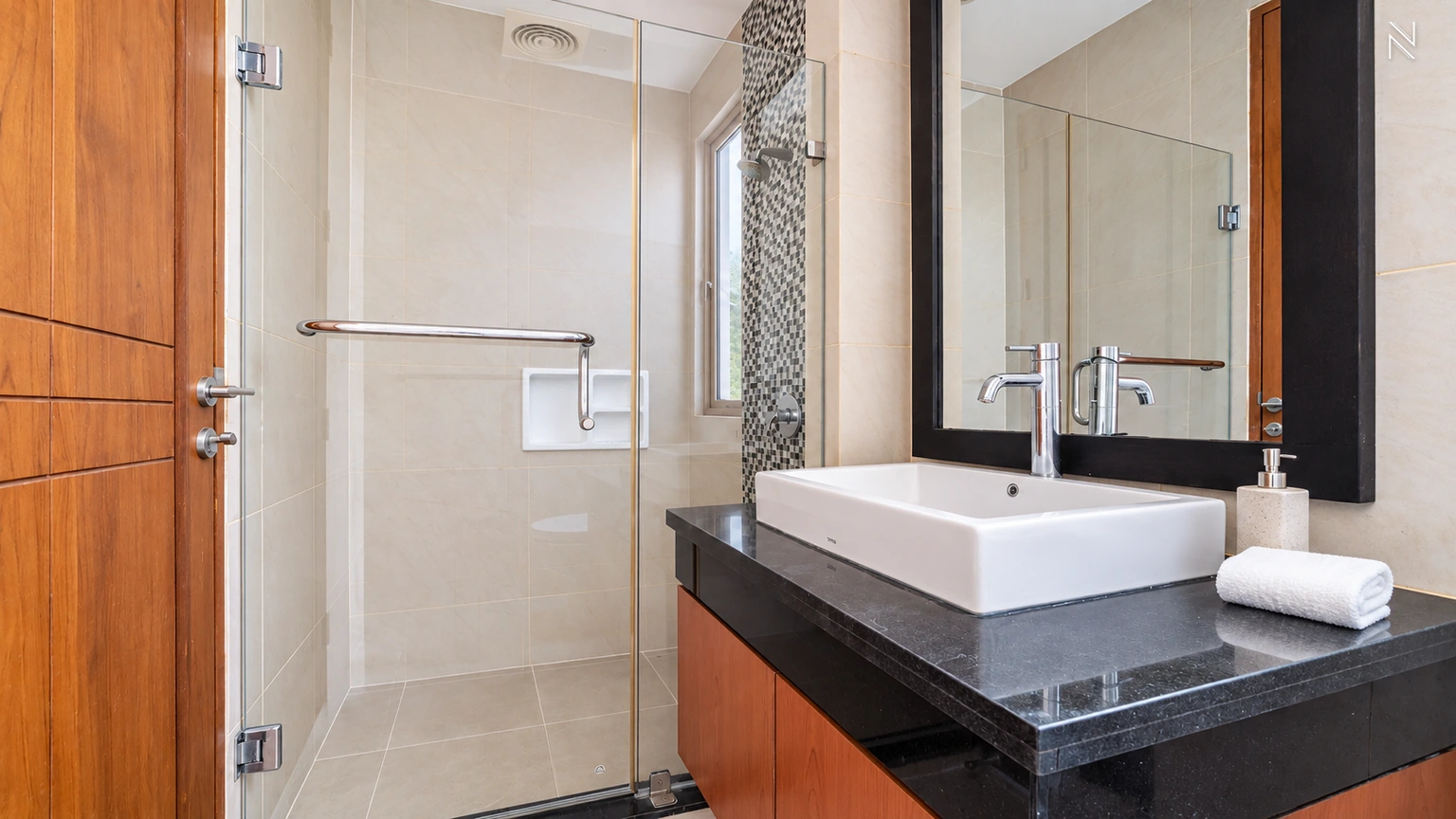 Kemang Selatan XI No 105 Kav H – Bathroom – Shower and Vanity For Rent 5BR House South Jakarta Kemang KMGS135