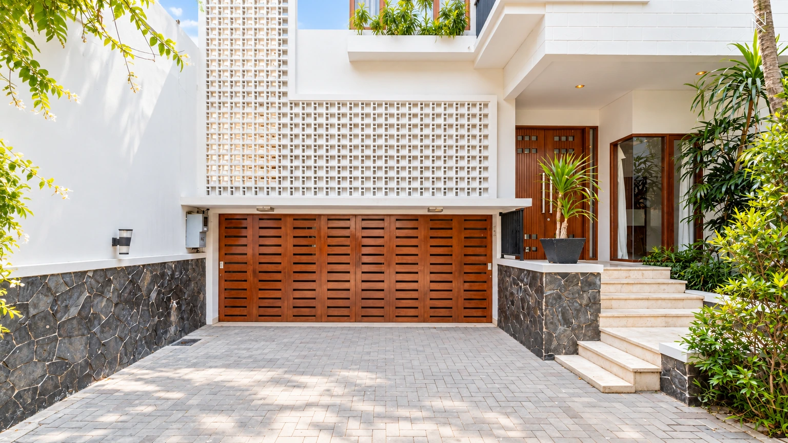 Kemang Selatan XI No 105 Kav H – Facade – Driveway View For Rent 5BR House South Jakarta Kemang KMGS135