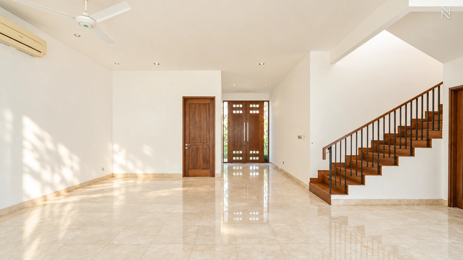 Kemang Selatan XI No 105 Kav H – Living Area – Entrance View For Rent 5BR House South Jakarta Kemang KMGS135