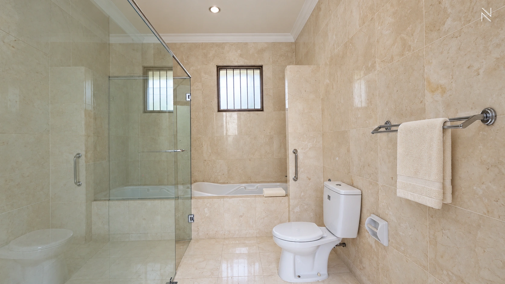 Mushola 150B Kav A – KMGS083 – Bathroom Bathtub and Toilet View – Photo 09374 For Rent 4BR House South Jakarta Kemang KMGS083