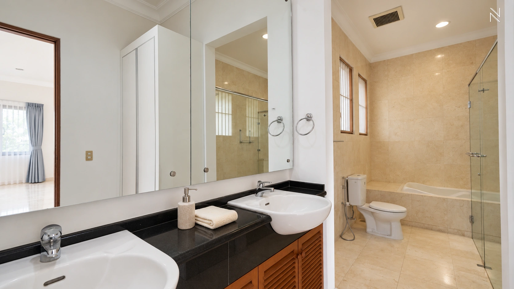 Mushola 150B Kav A – KMGS083 – Bathroom Double Vanity View – Photo 09395 For Rent 4BR House South Jakarta Kemang KMGS083